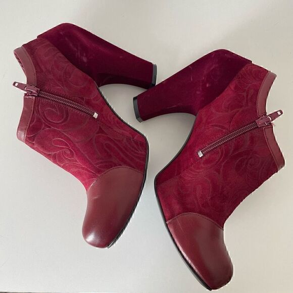 John Fluevog Red Booties Size 7 Burgundy Embossed Suede Velvet Heels Balthazar - Picture 13 of 14
